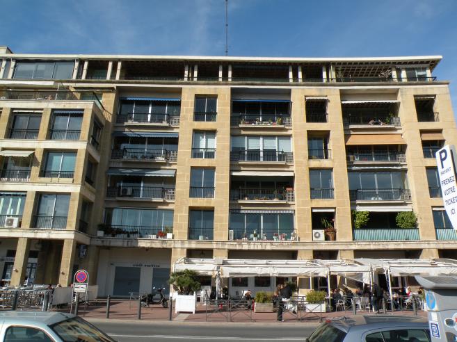  immeuble construit après la guerre, sur le quai nord